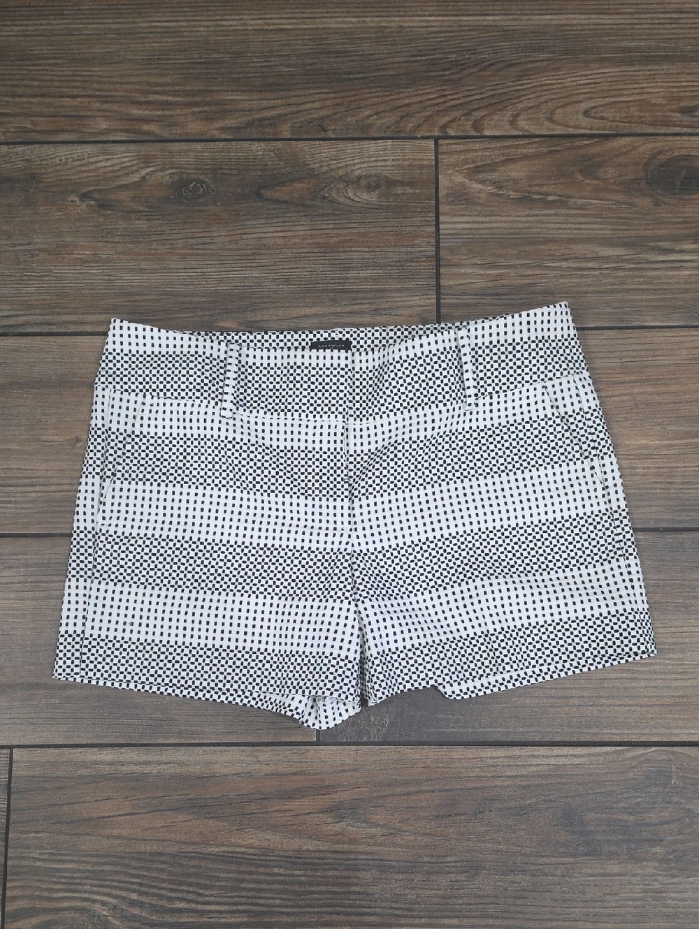 Ann Taylor size 12 Black & White Patterned Bermuda Shorts
